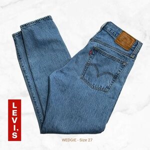 Levi’s Wedgie Straight Jeans Size 27 High Rise Button Fly Light Wash - EUC